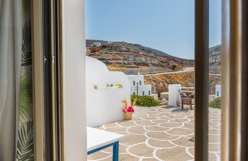 Sikinos Apartment | Sifnos Apartment – Pet-Friendly with Sea View and Hot Tub