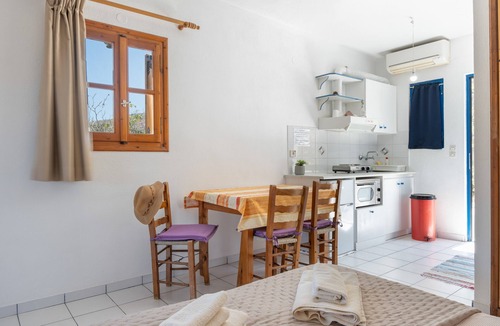 Pisses Apartment | Studio Apartment '1' with Sea View, Wi-Fi and Air Conditioning