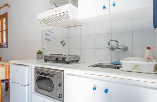 Pisses Apartment | Studio Apartment '3' with Sea View, Wi-Fi and Air Conditioning