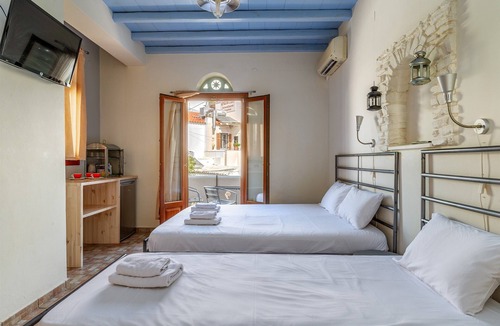 Tinos Town House | Studio Apartment 'En Tino 4' with Balcony, Wi-Fi and Air Conditioning