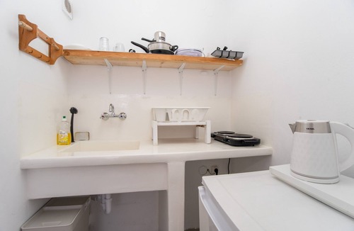 Parikia Apartment | Studio Apartment 'Livadia Seaside Studios 12' with Shared Terrace, Wi-Fi and Air Conditioning