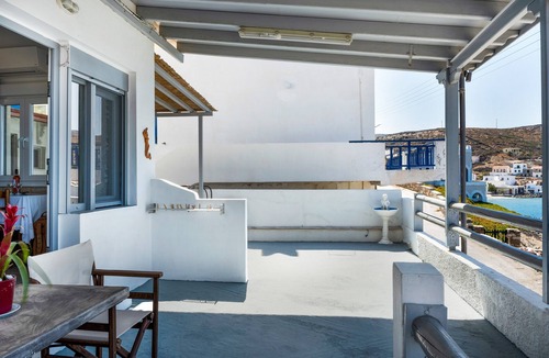 Loutra Apartment | Studio 'Gorgona' with sea view, Wi-Fi and air conditioning