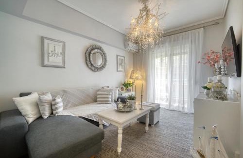 Pasalimani Apartment | Stylish Apartment with Balcony near Marina Zeas and Port Access