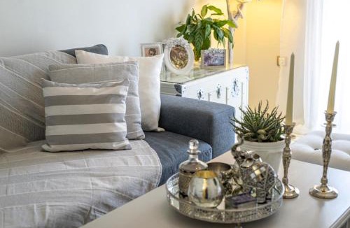 Pasalimani Apartment | Stylish Apartment with Balcony near Marina Zeas and Port Access