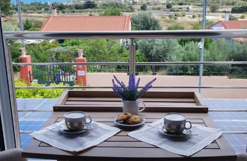 Isthmia Apartment | Sunny Home Loutraki is a modern studio with views of the bay and mountains with private parking