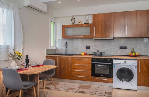 Petaloudes Apartment | The Little Green House One-Bedroom Apt in Kremasti