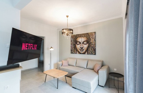 Thessaloniki Apartment | Totemic Vista by Nexus | w/Jacuzzi & Views next to Ataturk