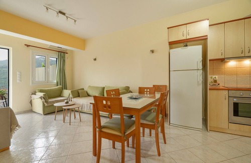 Mikros Gialos Apartment | Vardia Room Apartment with Sea View, Wi-Fi and Air Conditioning