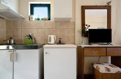 Mikros Gialos Apartment | Vardia Studio B: Sea View, Balcony, and Wi-Fi Close to the Beach