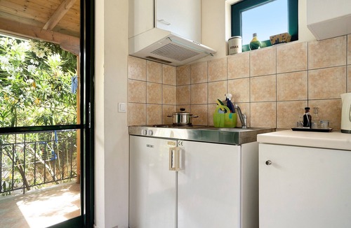 Mikros Gialos Apartment | Vardia Studio B: Sea View, Balcony, and Wi-Fi Close to the Beach