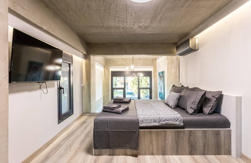 Anatolikos Sinikismos Apartment | Ventiri Lofts - Luxury Duplex w Private Garden