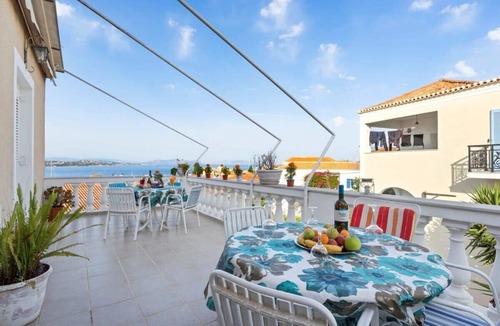 Agii Anargiri Condo | Vibrant Spetses - Mata Colorful Nest