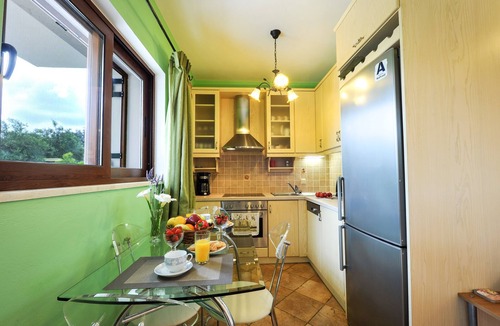 Mpogdanatika Apartment | Villa Casa Bianca Orange Apartment with Sea View, Shared Pool & Wi-Fi