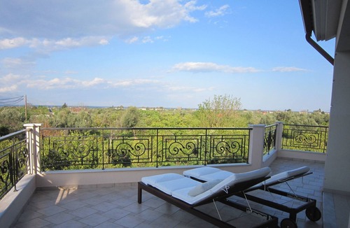 Aigialeia House | Villa "Dimitris" mit Blick auf das Wasser by Interhome