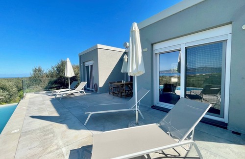 Filaki Villa | Villa Eleonas offers an unrestricted view of the sea and the surrounding area.