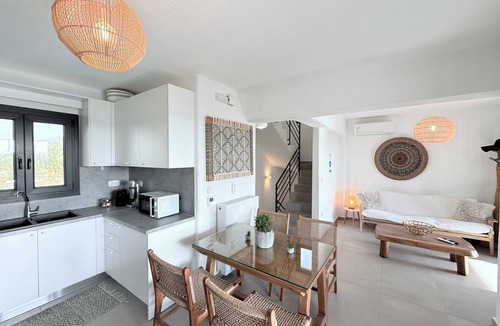 Plaka Villa | Villa Finoe · 4-Bedroom Villa with Private Pool, BBQ, 7-Minute Walk to the Beach
