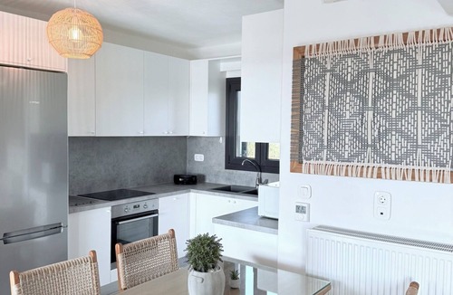 Plaka Villa | Villa Finoe · 4-Bedroom Villa with Private Pool, BBQ, 7-Minute Walk to the Beach
