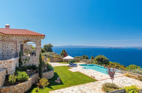 Glossa Villa | Villa Isyren, Divine Sea Views, Private Infinity Pool, Spacious Furnished.