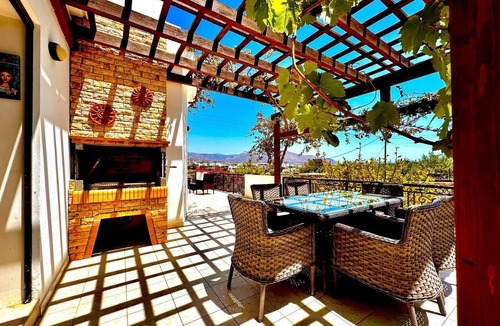Makry Gialos House | Villa Kalliroi | Detached villa, within walking distance of the beach and taverns