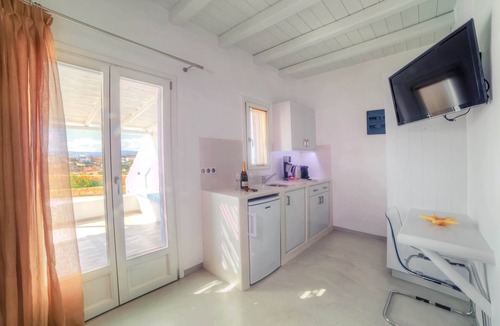 Koufonisia Apartment | Villa "Peitho" with Private Terrace, Wi-Fi and Air Conditioning
