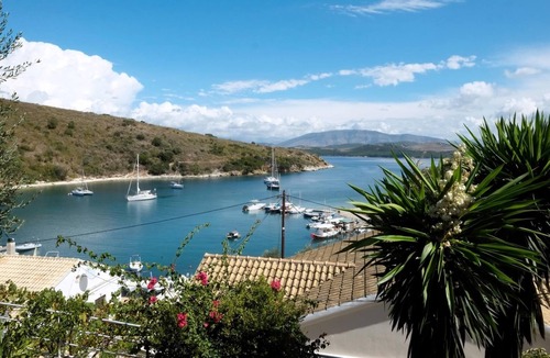 Agios Stefanos Villa | Villa Rahi - Charming House with Sea Views in Agios Stephanos near Beach