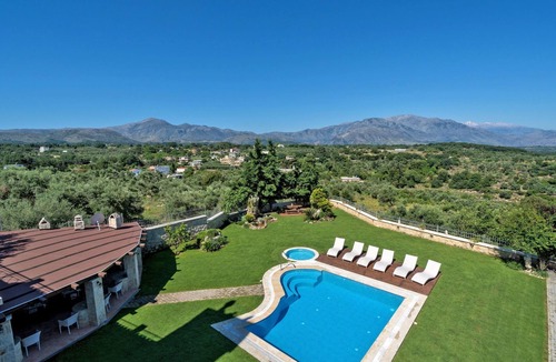 Kaloniktis House | Villa Zeus mit privatem Pool und Jacuzzi by Interhome