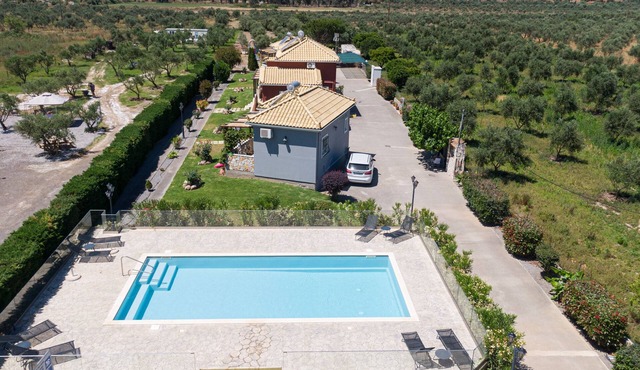 Μαργαρίτα/Margarita near to sea with swimming pool