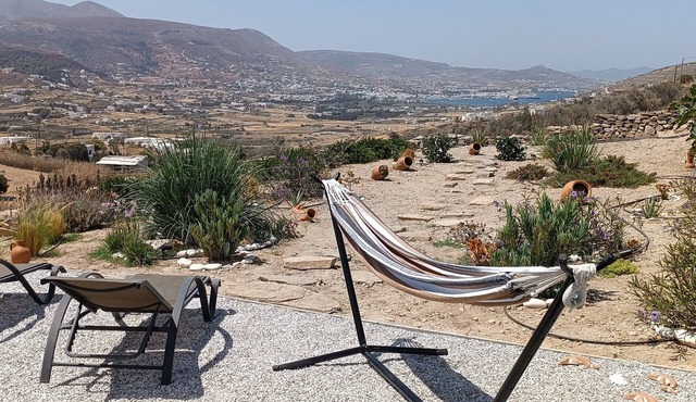 Όμορφη και άνετη κατοικία με εκπληκτικό ηλιοβασίλεμα και εξοπλισμένη κουζίνα.