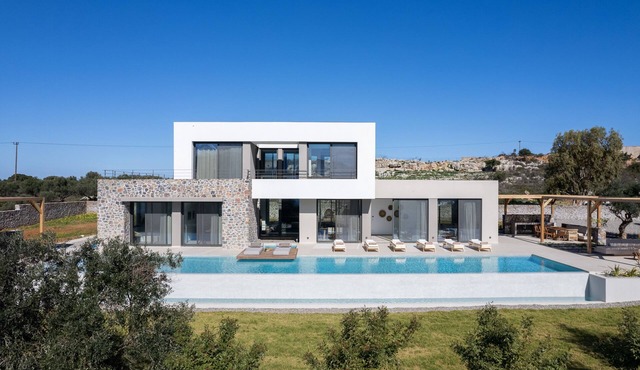 115m2 pool, daily cleaning, sauna, near beaches!