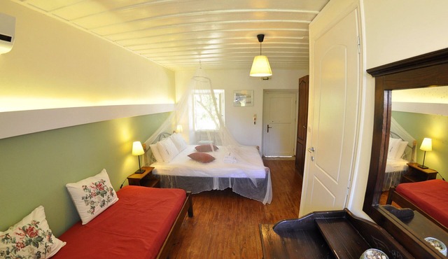17th Century Room: D1 | 2-3 persons