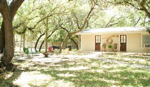 2 Blks from GUADALUPE RIVER , Tube Rentals & GRUENE HALL, COMAL RIVER 5 mins. in New Braunfels