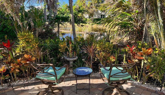 5-8 MINUTE WALK TO BEACHES, DINING & SHOPPING! RARE PRIVATE PATIO & LAKE VIEW! in Naples