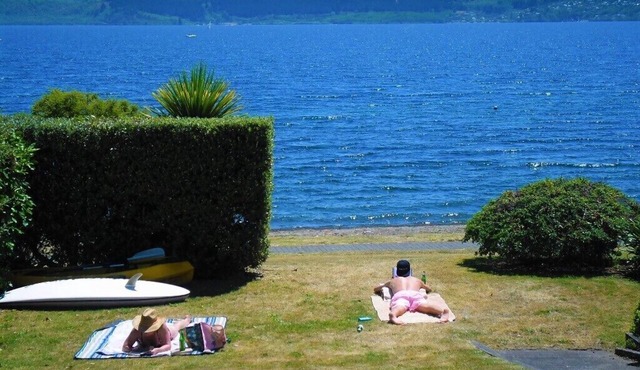 Absolute lakefront holiday house in Two Mile Bay (2 Mile Bay)