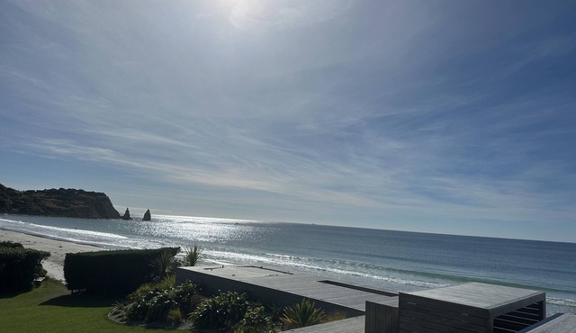 ABSOLUTE BEACHFRONT LUXURY ACCOMODATION Entire home with Private Beach Access in Karitane