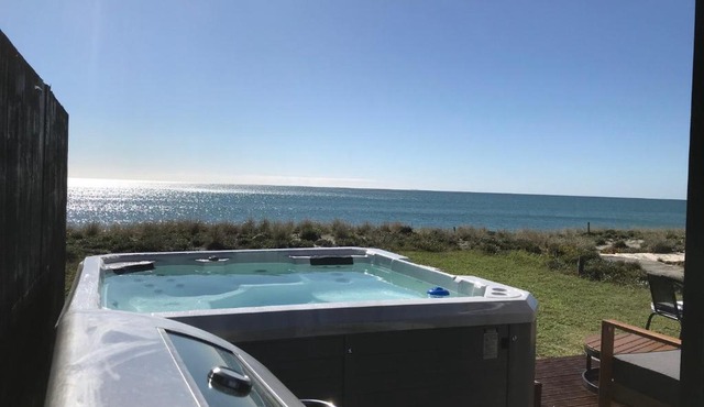 ABSOLUTE BEACHFRONT TINYHOUSE, STUNNING VIEWS, SPA POOL, BBQ, FREE WIFI AND SKY TV!! in Pukehina