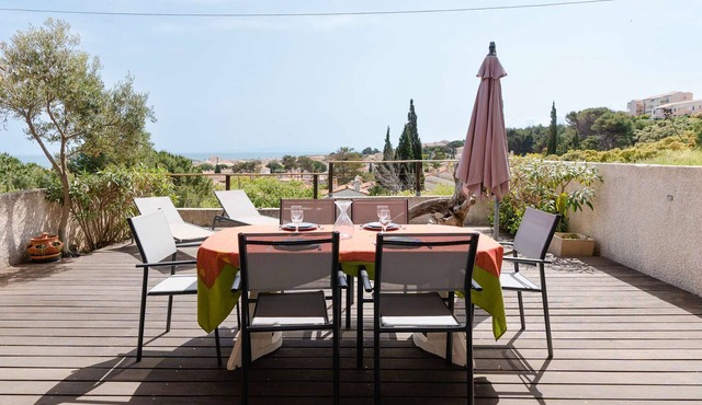 Air-conditioned villa, 3 bedrooms, terrace with sea view in Saint Pierre la Mer in Fleury-Saint-Pierre-la-Mer