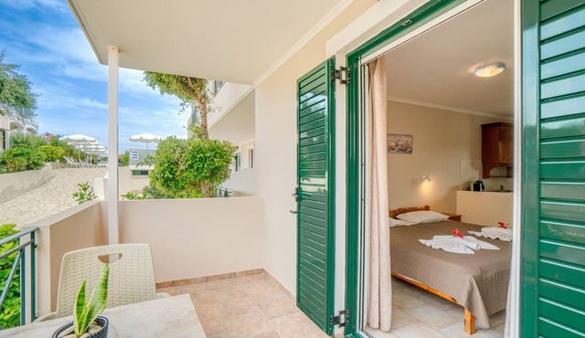Apartment 'Standard Studio Downstairs 1' with Shared Pool, Wi-Fi and Air Conditioning