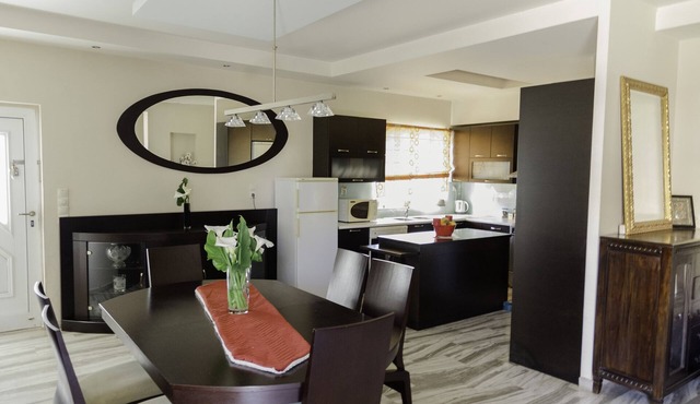 Arias'- Welcoming Guest House in Kounoupidiana -3km from the beach!