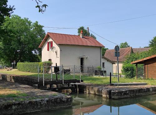 Authentique maison éclusière in Thénioux