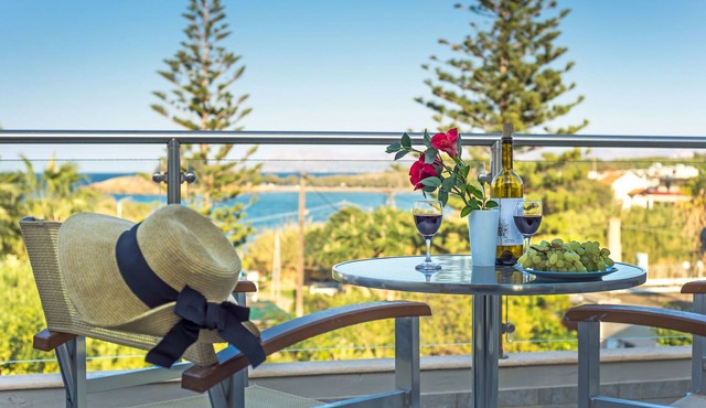 AZ Alexandros, beachfront villa in Kalamaki Chania