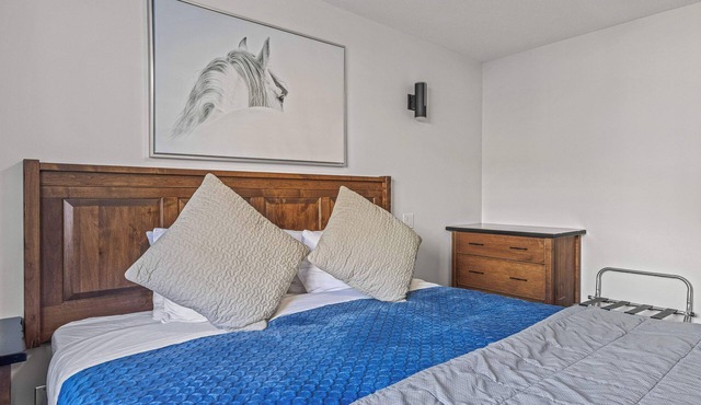 Banff Boundary Lodge/2BR 1.5BT/AC/Hot tub in Harvie Heights