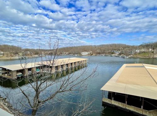 Baypoint Condo, Pool, Dock, relaxing location in Lake Ozark