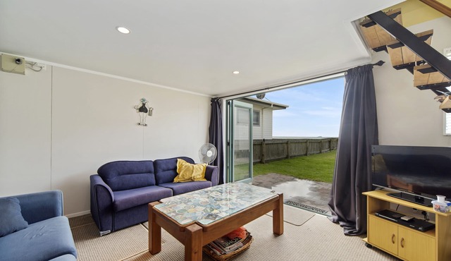 Beachfront Pukehina Apartment in Pukehina Beach