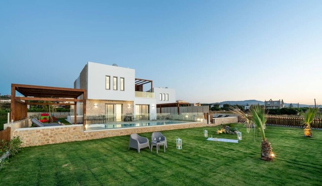 Beachfront Wedding Villa w/2 Private Pools & BBQ