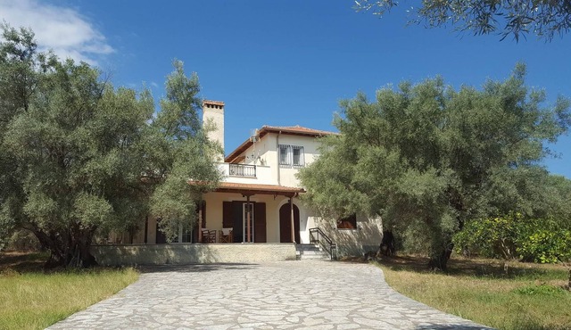 Beautiful villa 2km from Lefkas downtown