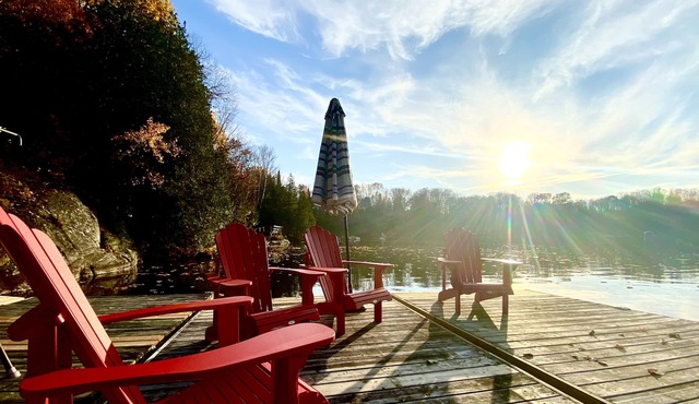 Beautiful Waterfront Cottage w/Swim Spa Hot Tub, Sleeps 19 in Seguin