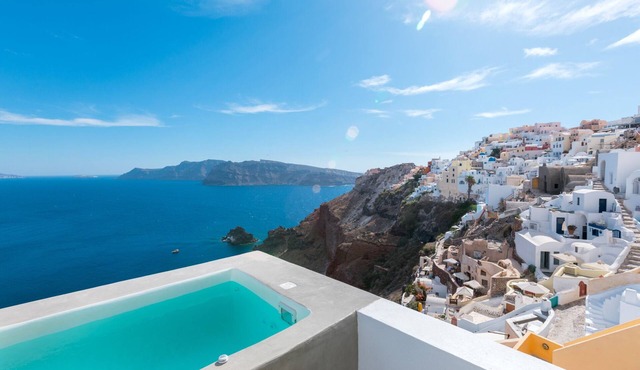 Big Blue Villa with Hot tub and Sea View by Caldera Houses