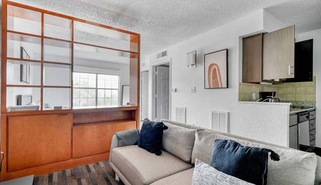 Bright Gateway Studio w/Gym, Pool, nr Shopping, by Blueground in Austin