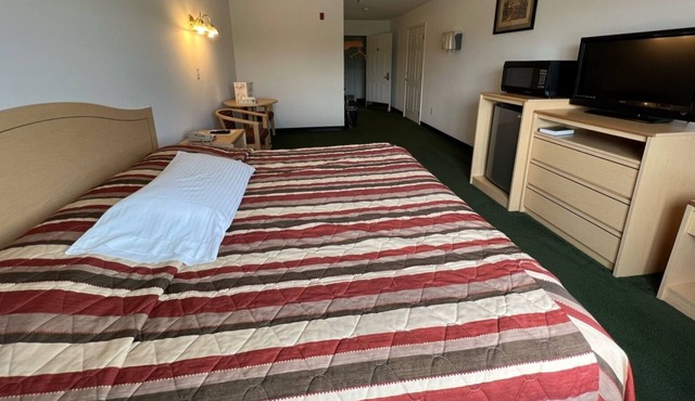 Bright Petite Double Queen Suite with Free Parking in Red Bud