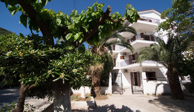 bright, splendid house in Λευκές